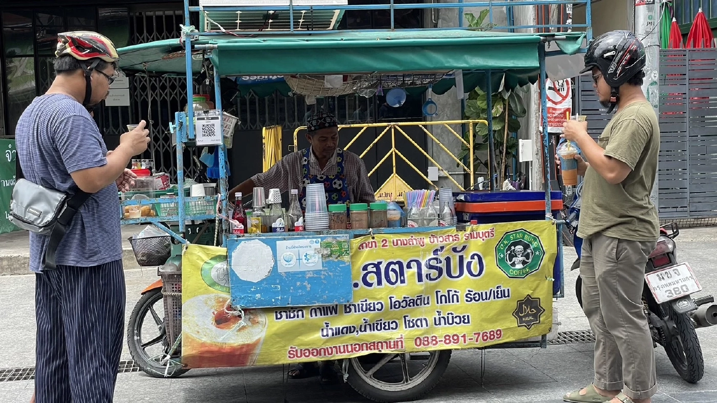 นายดำรงค์ มัสแหละ เจ้าของร้านสตาร์บัง