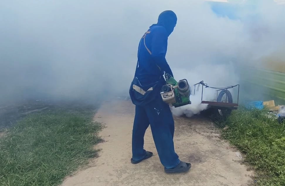 จนท.ฉีดพ่นหมอกควันกำจัดยุงลาย