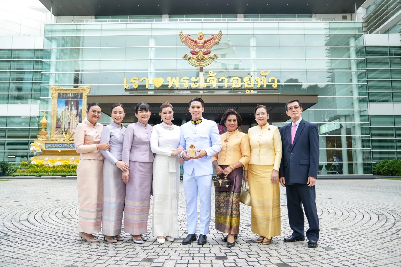 แฟนๆร่วมยินดี ลีซอ ธีรเทพ จูงมือหวานใจ เฟี๊ยต เข้าพิธีสมรสพระราชทาน