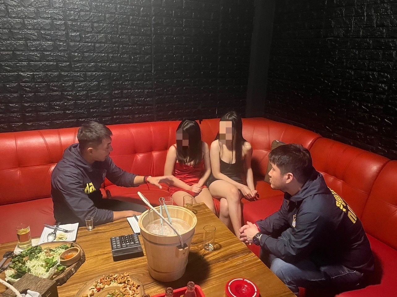 ดส.ทลายคาราโอเกะย่านจรัญฯ ช่วย 3 เด็กสาวลาวถูกบังคับนั่งดื่มกับลูกค้าหื่น