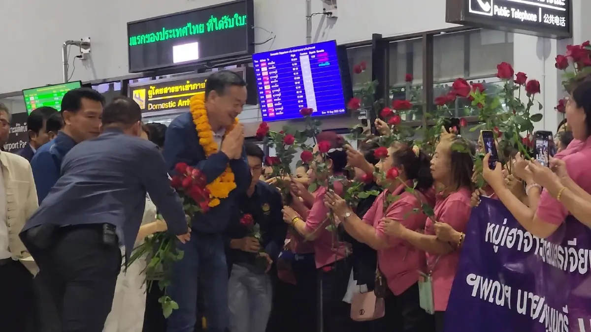 นายกฯ นำคณะลงพื้นที่เชียงราย - เชียงใหม่ ปชช.แห่ต้อนรับแน่น