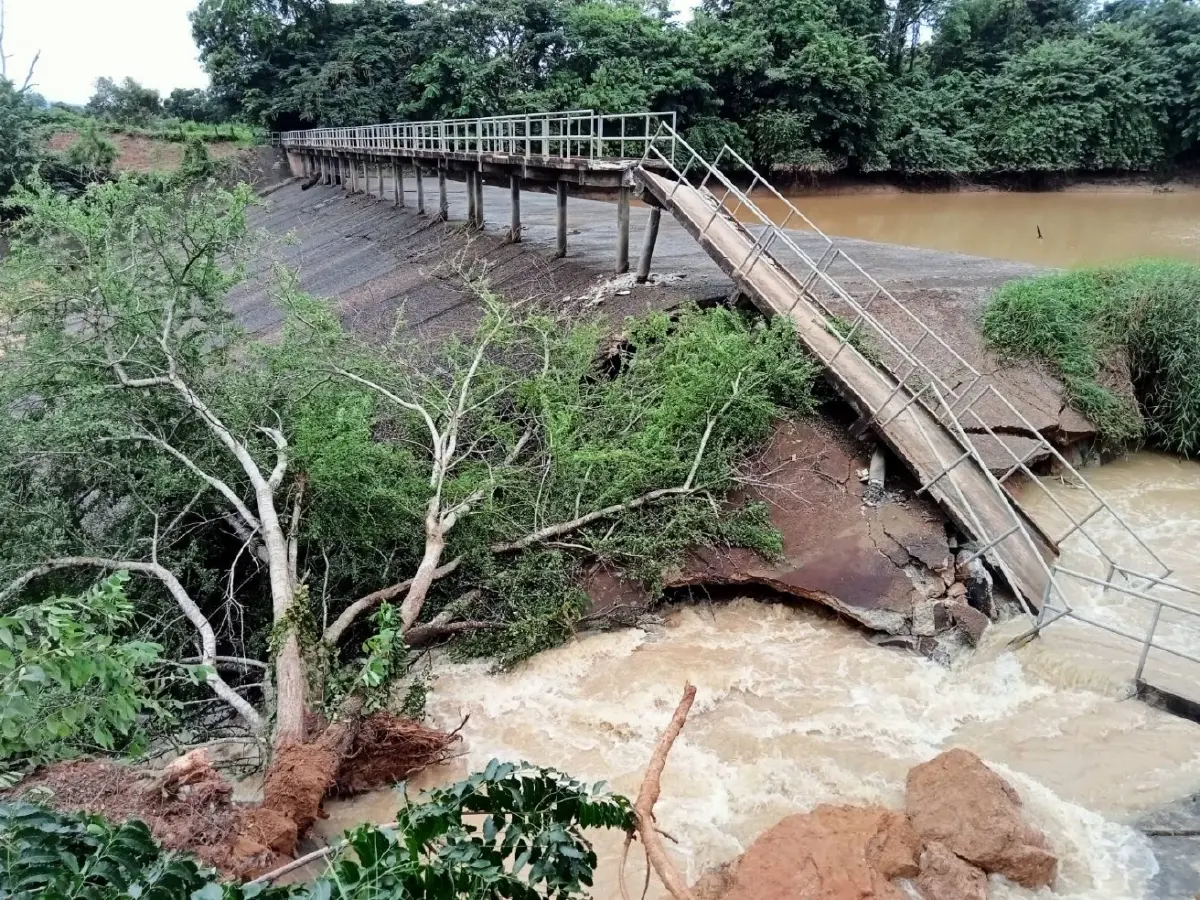 ฝนตกต่อเนื่อง น้ำป่าทะลัก ซัดฝายน้ำล้นพังเสียหาย