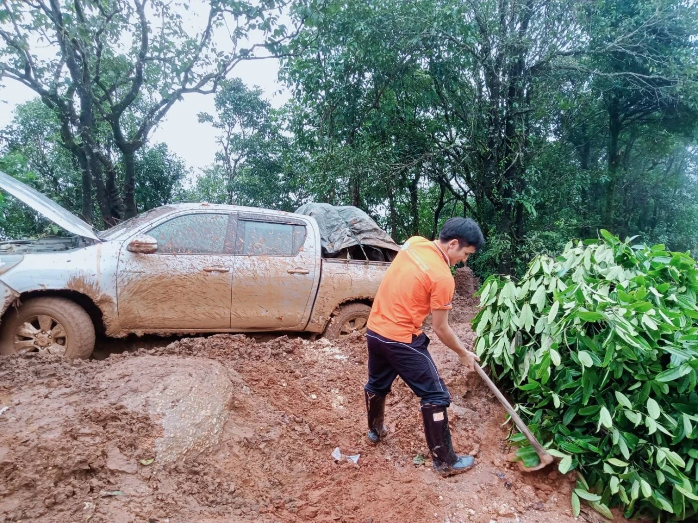 แห่ชื่นชม หมออนามัยเชียงใหม่ บุกป่าลุยเขา ฝ่าถนนดินโคลน ไปเยี่ยมชาวบ้าน