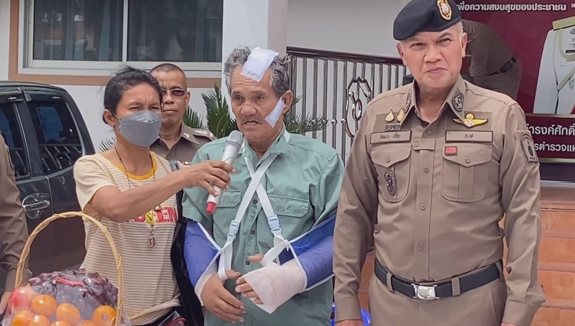 ทำแผนสองคนร้ายใช้มีดฟันสองพ่อลูกร้านขายของฝากชิงทอง