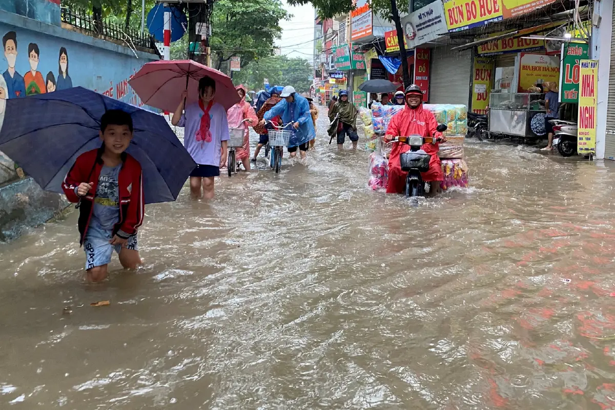 ฝนถล่มเวียดนามอ่วม จราจรฮานอยเป็นอัมพาต
