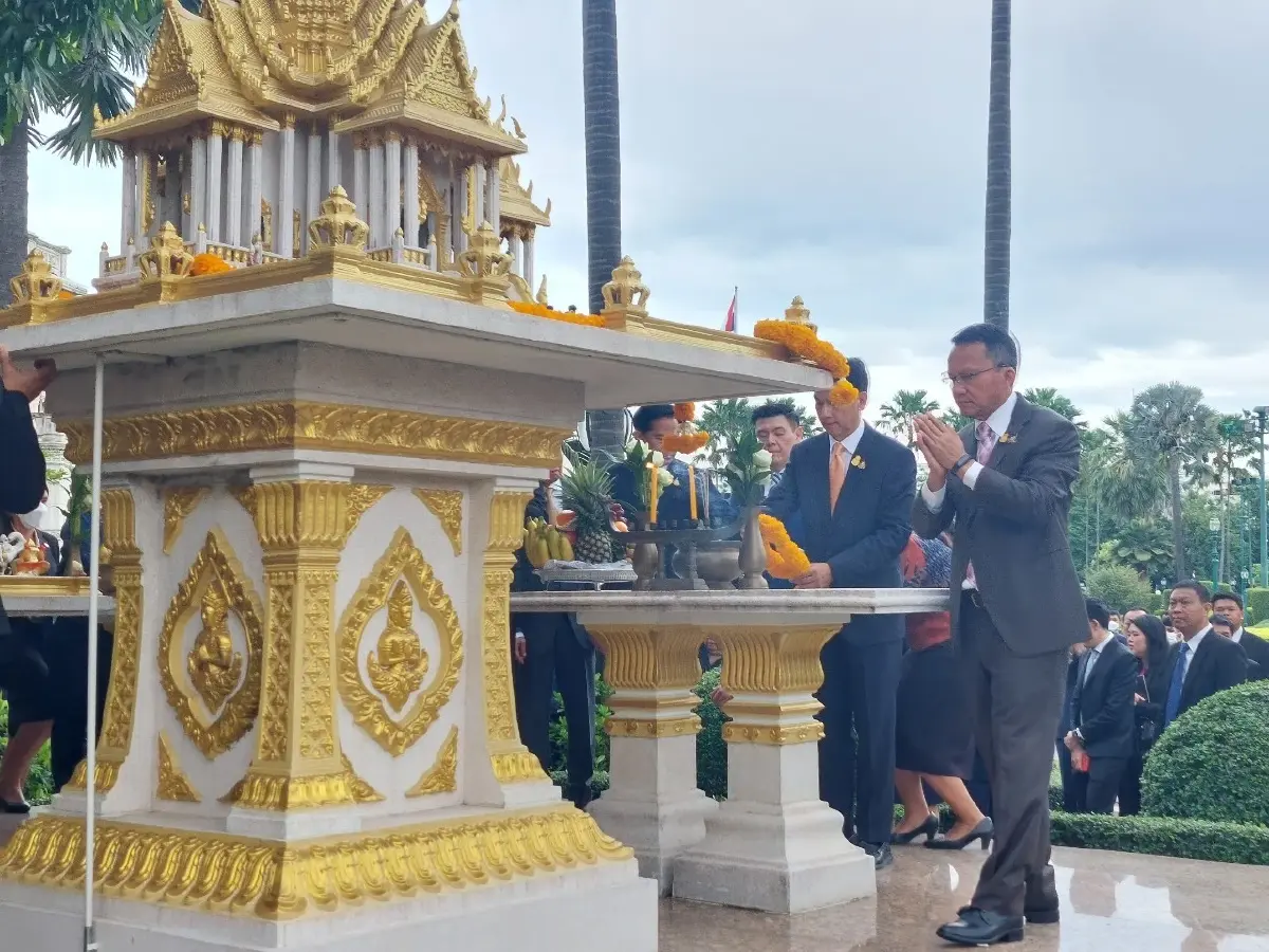 รองนายกฯสมศักดิ์ สักการะสิ่งศักดิ์สิทธิ์ประจำทำเนียบ