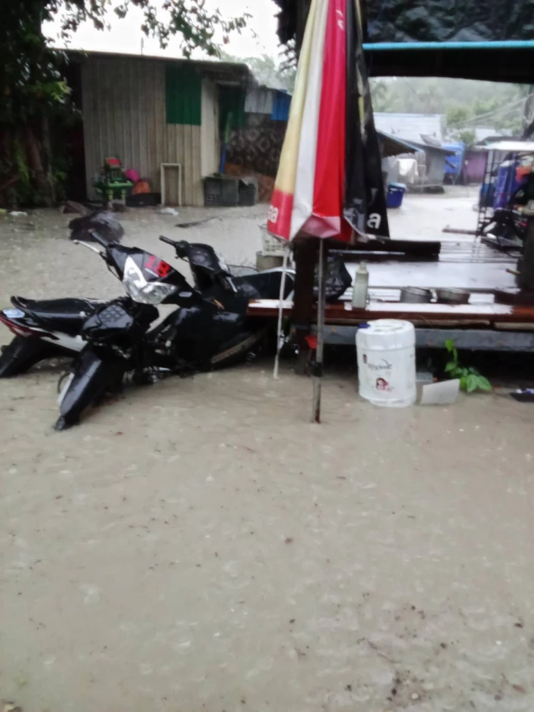 น้ำท่วม "เกาะหลีเป๊ะ" ชาวบ้านหมดหวังหน่วยงานรัฐ วอน "นายกฯ" เร่งช่วยเหลือ