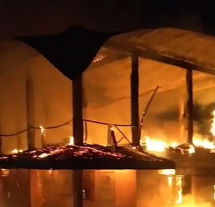 ไฟไหม้อาคารเรียนบ้านโจดกลาง วอดทั้งหลัง เด็กกว่า 100 ชีวิต ไร้ห้องเรียน