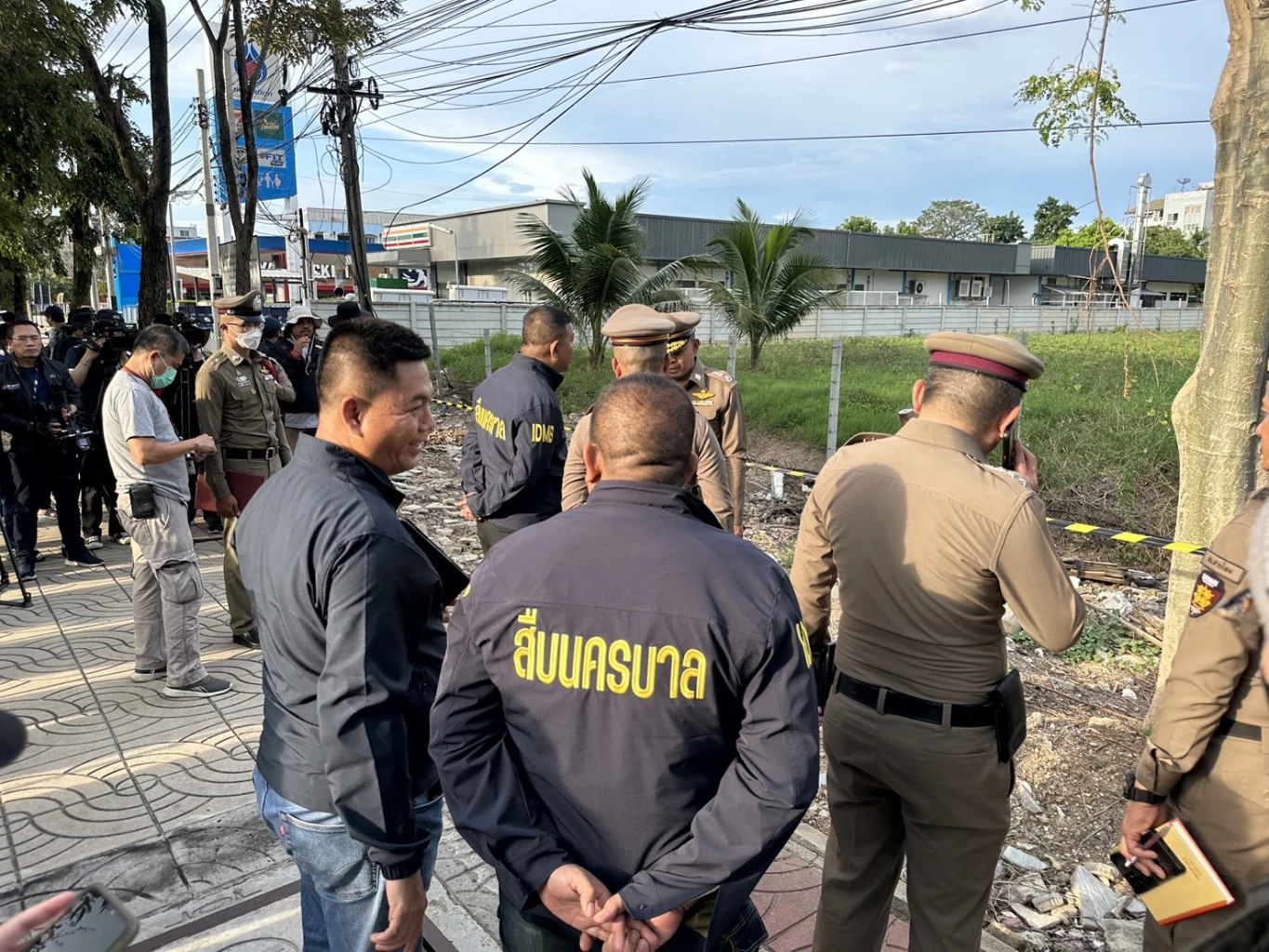 "รองนพศิลป์" ลุยตรวจจุดทิ้งศพ หาหลักฐานมัดตัว "ไอ้เอ็ม" พ่อโหดโบกปูนลูก