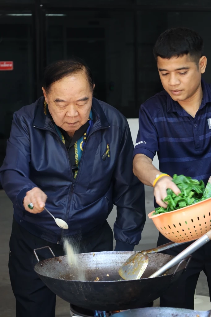 กลับมาแล้ว! "เชฟลุงป้อม" โชว์ทำผัดซีอิ๊ว หลังทีมตบลูกยางสาวไทยชนะโปแลนด์
