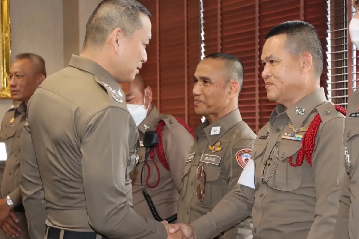 ชื่นชม 4 ตร.สน.ทางด่วน 2 ยกย่อง "สุภาพบุรุษจราจร" สกัดจับหนุ่มจีนอุ้มสาว