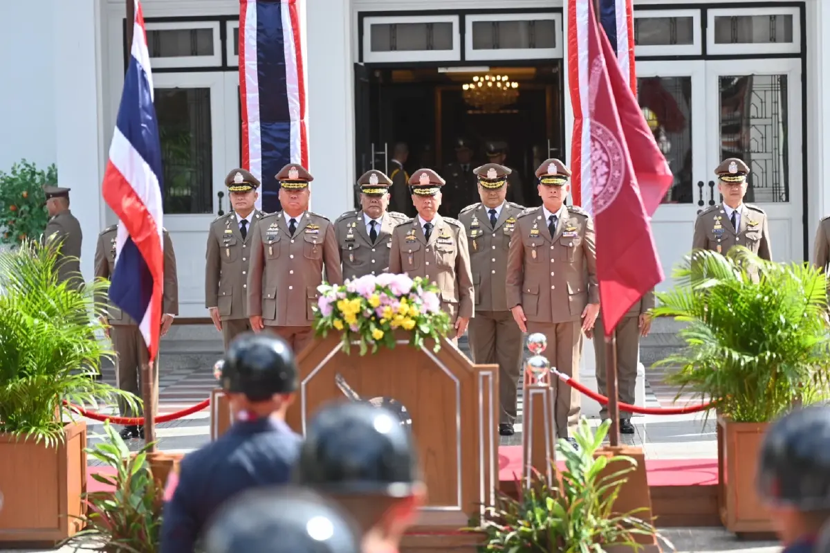 "บิ๊กเด่น" อำลาตำแหน่งชื่นมื่น "รองต่อศักดิ์" กราบตัก ผบ.ตร.ส่งขึ้นรถ