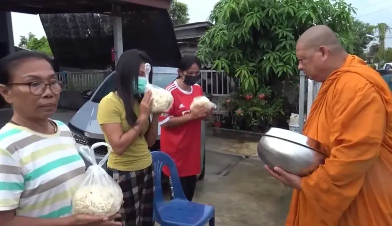 ซึ้งใจ! เจ้าอาวาสวัดดังชลบุรี ปลูก "ถั่วงอก" แจกชาวบ้าน ช่วยลดค่าใช้จ่าย