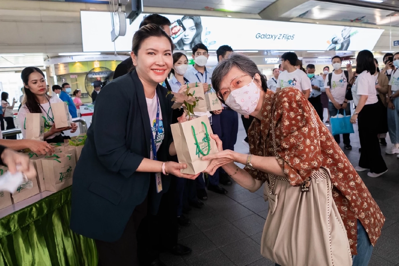 ดีเดย์ บีทีเอสฉลองให้บริการครบ 4,000 ล้านเที่ยวคน แจกต้นไม้ฟอกอากาศฟรี