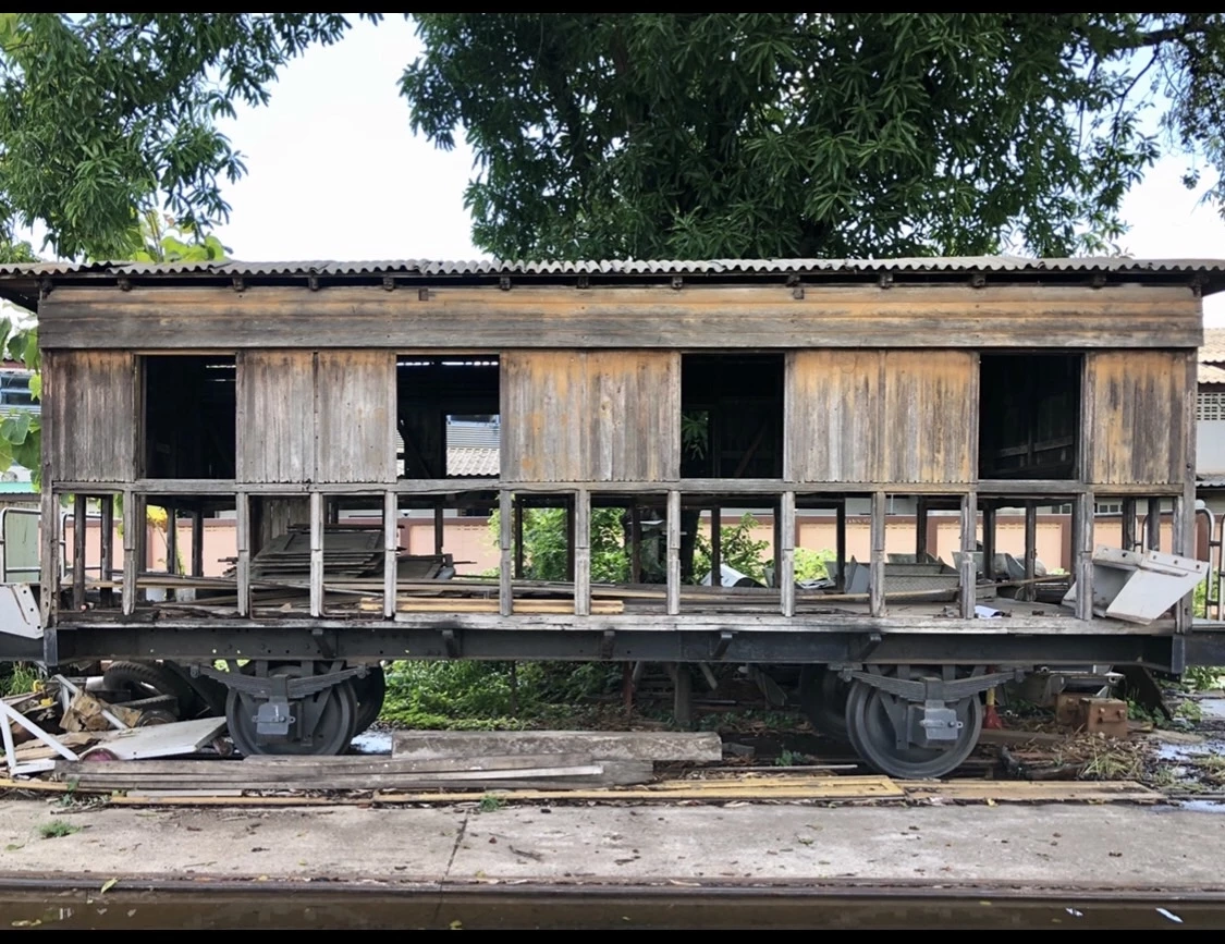 ต้นโพธิ์ยักษ์ 100 ปี โค่นทับตู้รถไฟเก่าแก่สมัยรัชกาลที่ 5