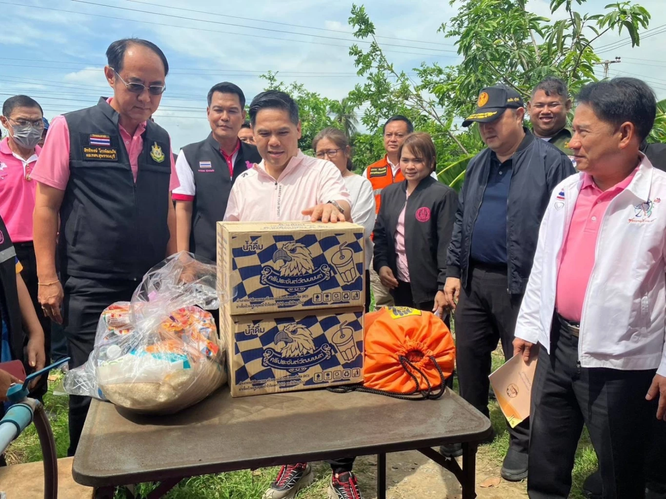 "วราวุธ" ลงพื้นที่ติดตามให้ความช่วยเหลือผู้ประสบเหตุวาตภัย จ.สุพรรณบุรี