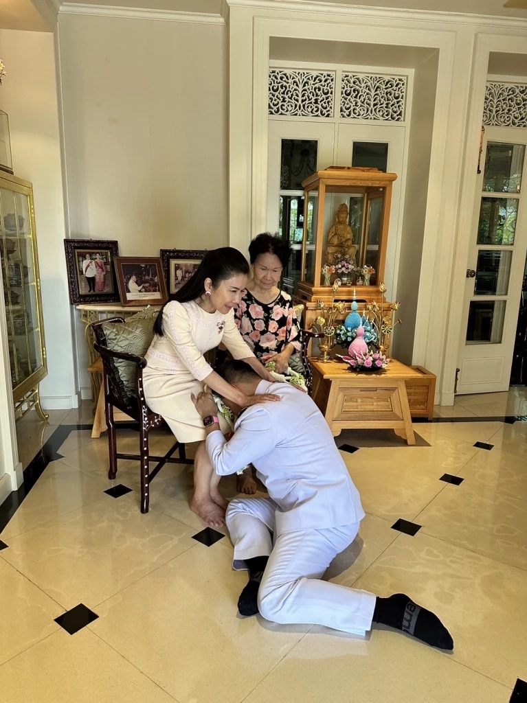 วราวุธ ขอพรแม่-พี่สาว ก่อนเริ่มงานใหม่ รมว.พัฒนาฯ