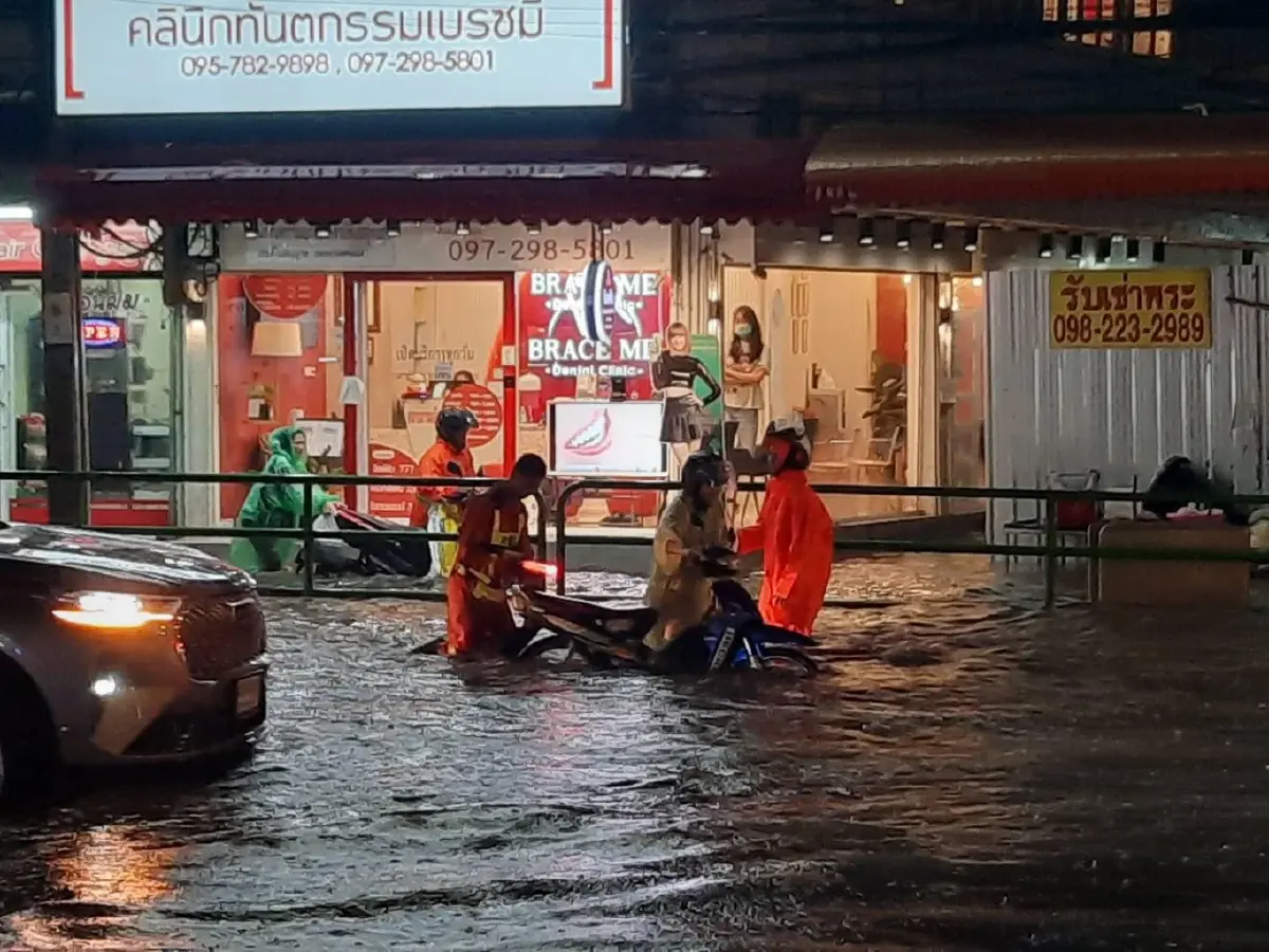 ด่วน! ฝนถล่มหนัก ทำ กทม. จมบาดาล หนักสุดย่านพระโขนง (มีคลิป)