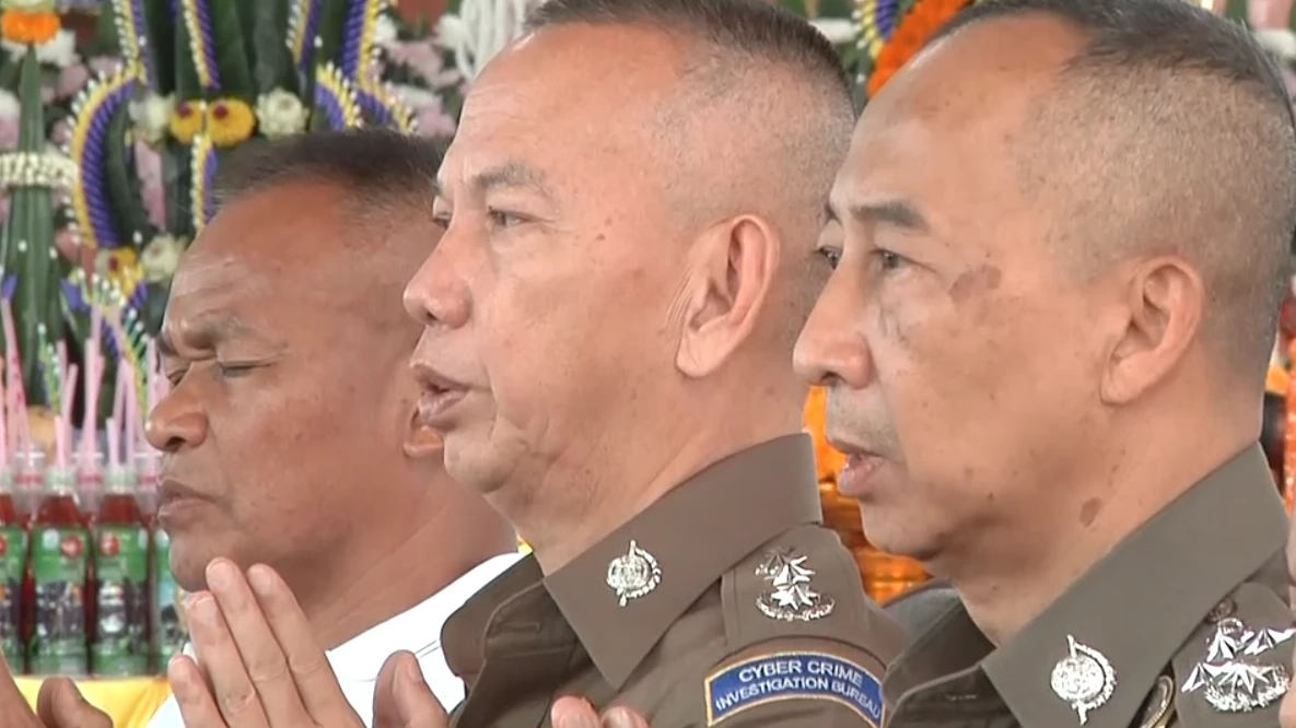 "บิ๊กต่อ" ควง "ไตรรงค์" ร่วมพิธีเบิกเนตรหลวงพ่อสุขใจ สีคิ้ว