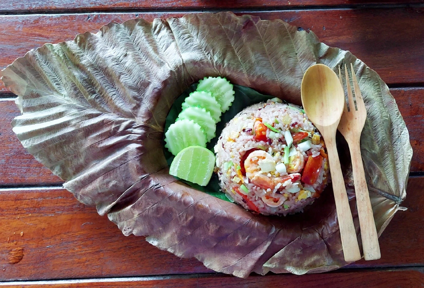 ไอเดียเก๋! ผู้ใหญ่บ้านเปิดร้านอาหาร ใช้ถ้วยชาม จานรักษ์โลกจาก "ใบตองตึง"