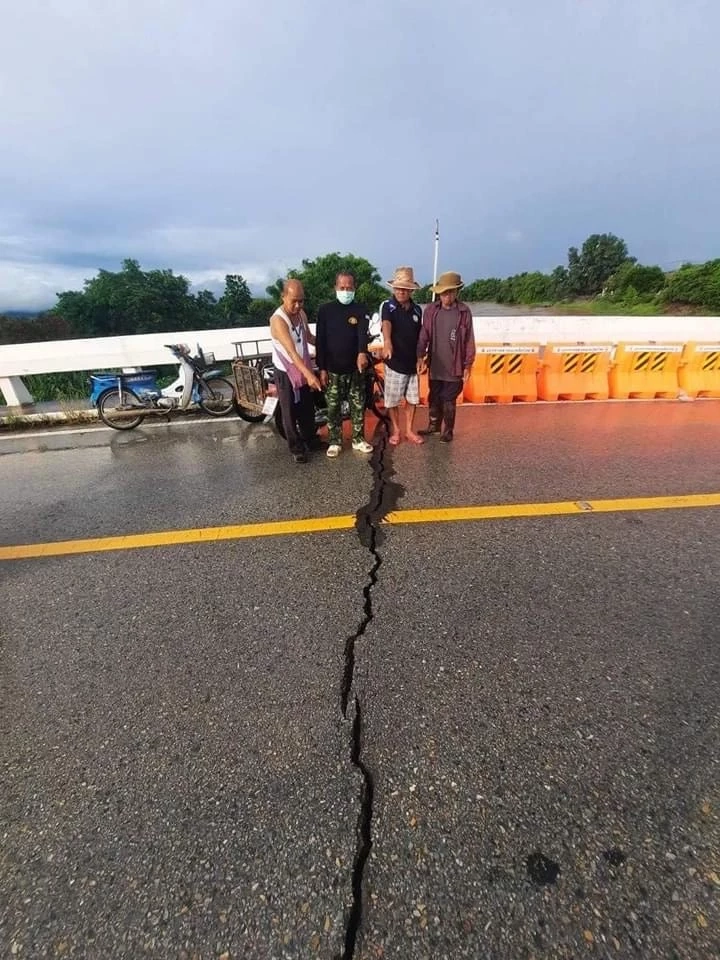 เปิดคลิปนาทีระทึก! สะพานข้ามแม่น้ำปิง เชียงใหม่-ลำพูน พังถล่ม