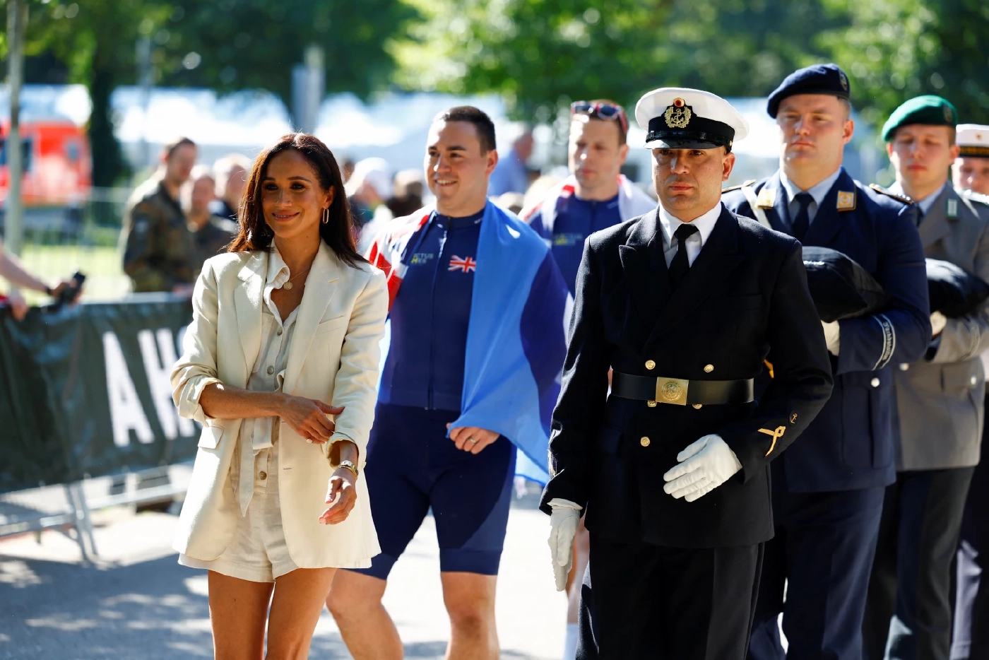 งานกีฬาทหาร แต่ถมแฟชั่น 300,000 เพื่อ!?