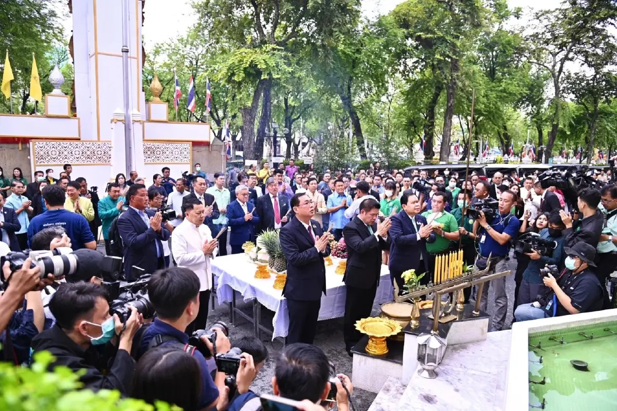 "ธรรมนัส" ถือฤกษ์ 08.19 น. ใส่ไทค์เขียว เข้าก.เกษตรวันแรก