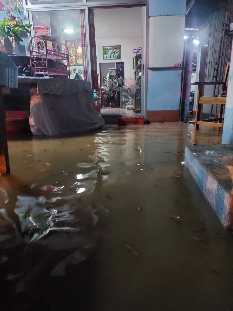 ระทึก! "น้ำป่า" ทะลัก ม.พะเยา กลางดึก นศ.ขนของหนีน้ำกันจ้าละหวั่น (มีคลิป)