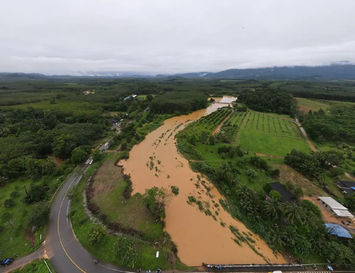 ฝนถล่มบ่อไร่ ดินสไลด์ทับศาลาวัด เมรุถูกน้ำท่วม
