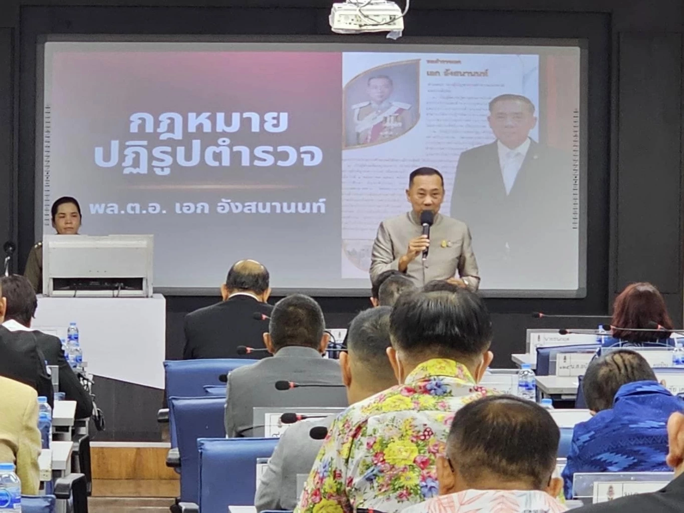 ทำความรู้จัก "มิสเตอร์คลีน" พล.ต.อ.เอก อังสนานนท์ ก.ตร.เสียงข้างน้อย