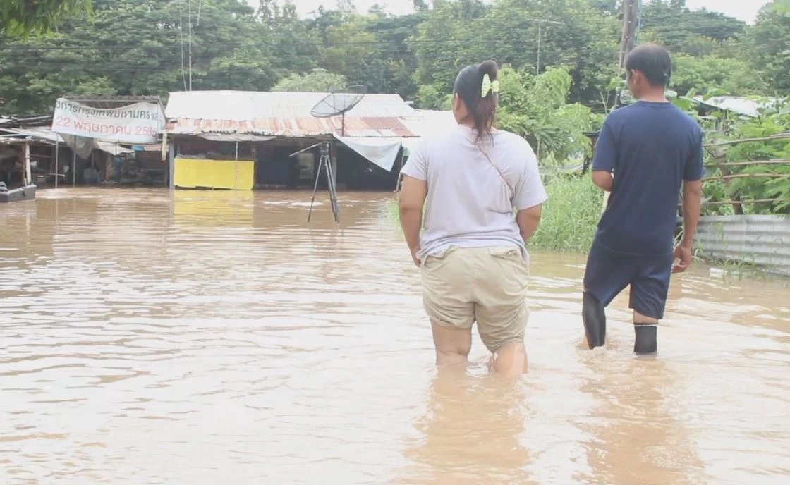 ฝนตกสะสม น้ำป่าเทือกเขาเพชรบูรณ์ทะลักท่วม ชาวบ้านวอนขอเรือเข้า-ออก