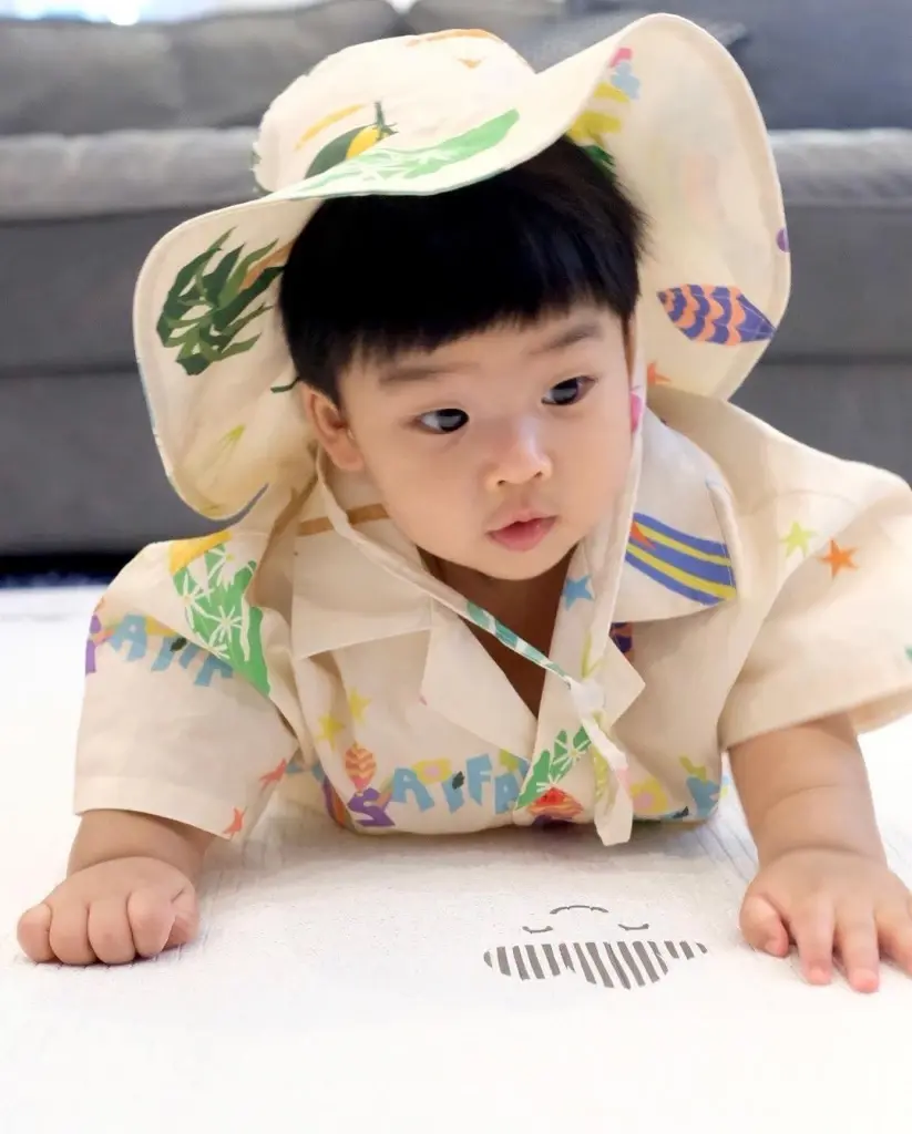 มัดรวมภาพ "น้องพีร์เจ" ขึ้นแท่นขวัญใจโซเชียลฮอตไม่แพ้ พ่อพุฒ-แม่จุ๋ย