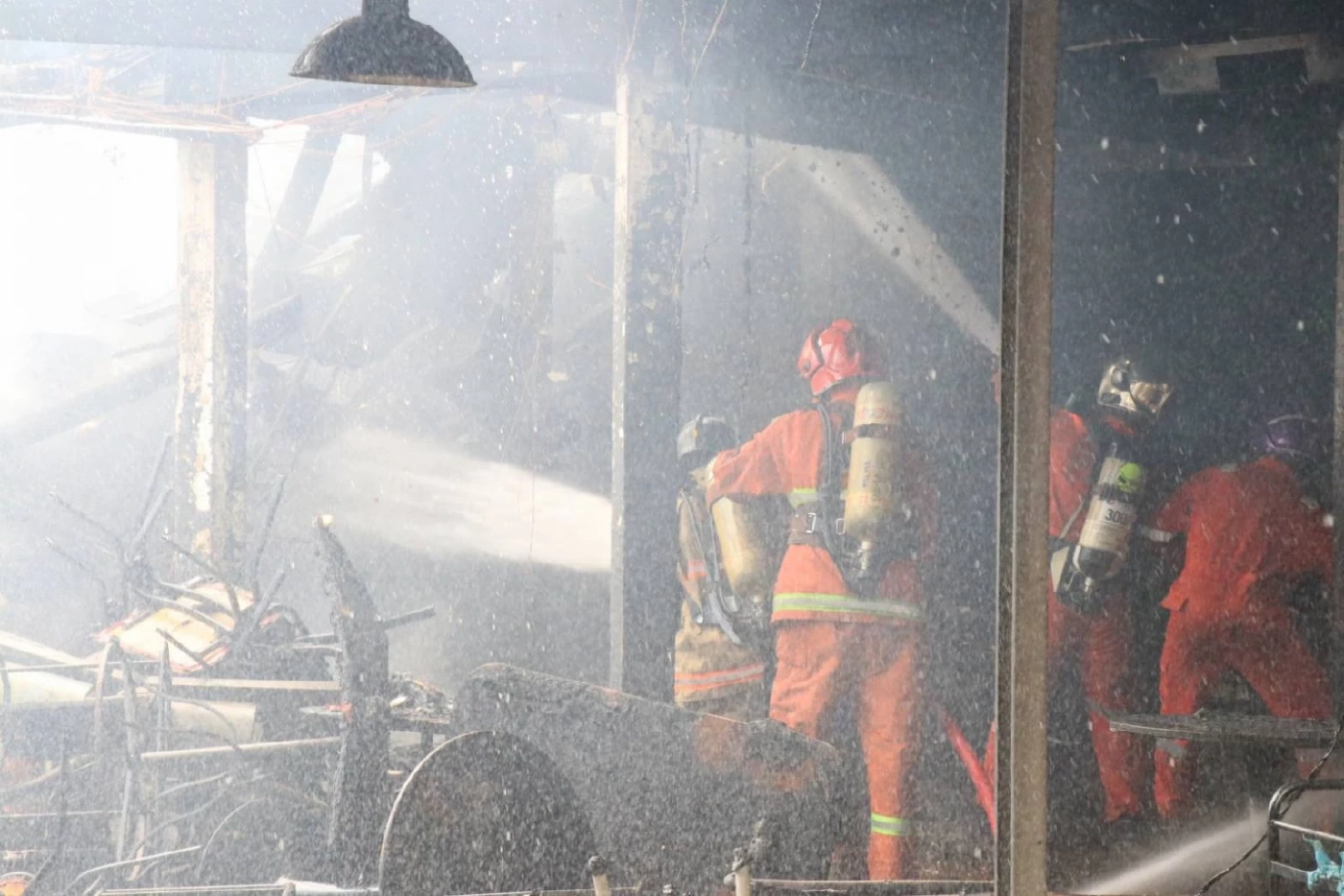 ไฟไหม้ร้านสนุกนึกสถานบันเทิงชื่อดังกลางเมืองพิษณุโลก