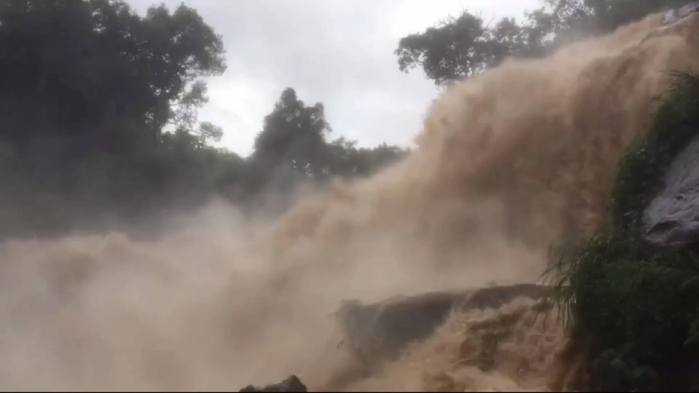 ฝนถล่มหนัก "น้ำป่าดอยอินทนนท์" ไหลทะลักท่วมบ้าน ปชช. ใน อ.จอมทอง (มีคลิป)