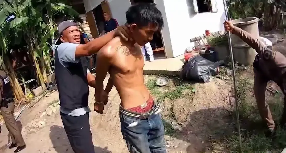 ตำรวจสุพรรณบุรีระดมพลจับหนุ่มเมายาคลั่ง ค้นในบ้านเจอมีดเพียบ