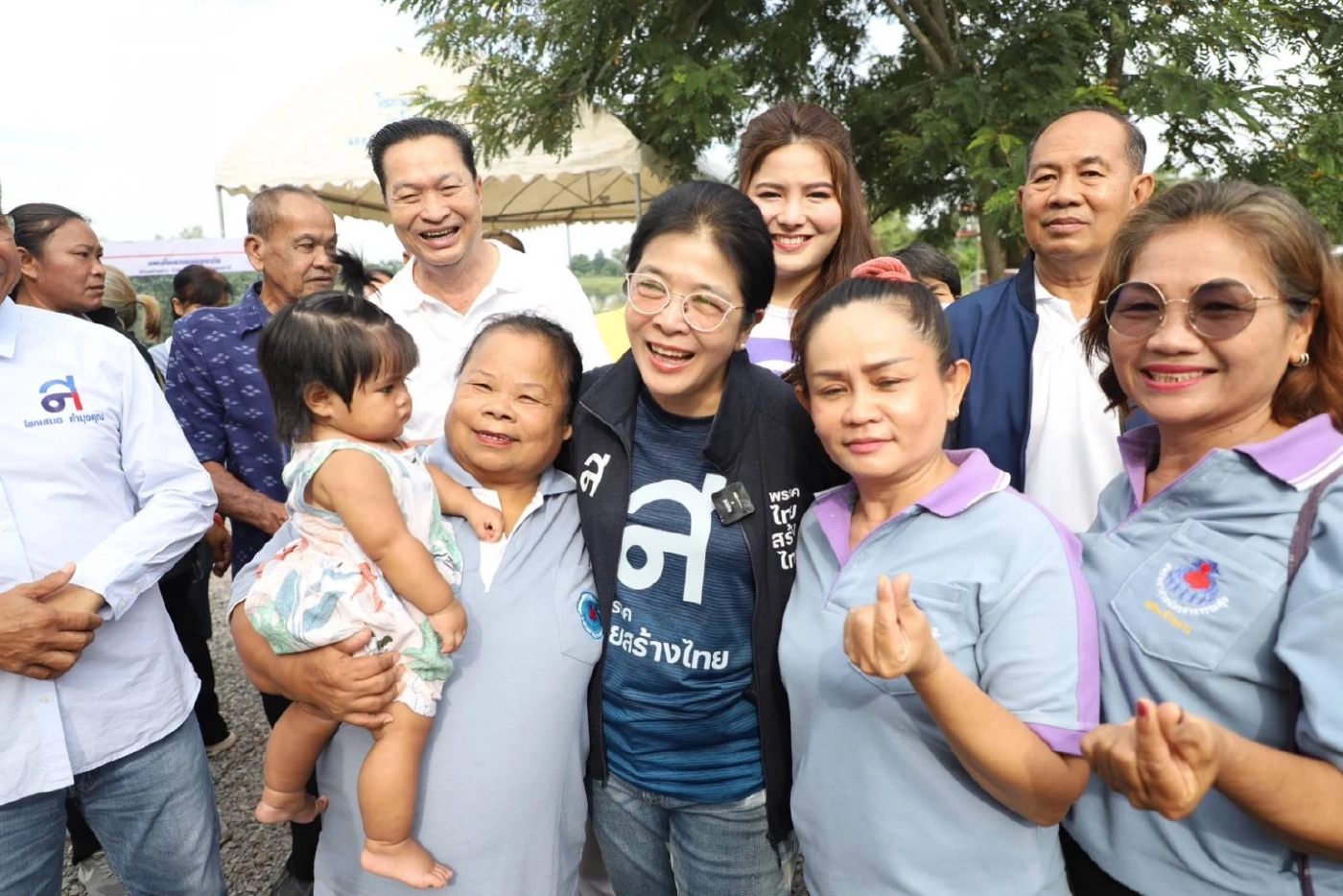 "สุดารัตน์" นำทีม ลุยน้ำให้กำลังใจ มอบถุงยังชีพผู้ประสบอุทกภัย จ.อุดรธานี