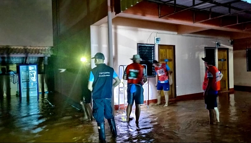 ระทึก! "น้ำป่า" ทะลัก ม.พะเยา กลางดึก นศ.ขนของหนีน้ำกันจ้าละหวั่น (มีคลิป)