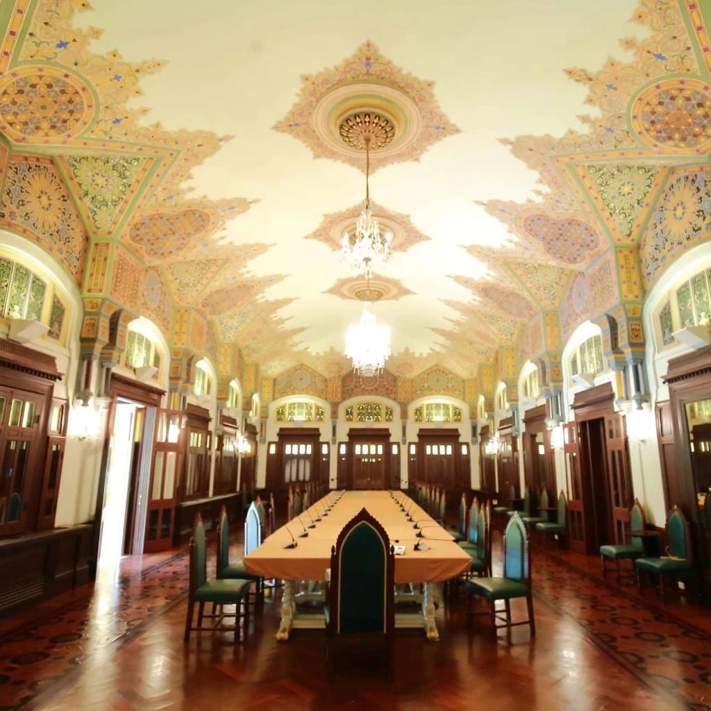 สภาพห้องประชุม ภายใน บ้านพิษณุโลก  ซึ่งถือเป็นบ้านพักนายกรัฐมนตรี แต่แทบไม่มีนายกฯคนใดเข้าพัก แม้เข้าพักก็พักในเวลาไม่กี่วัน 