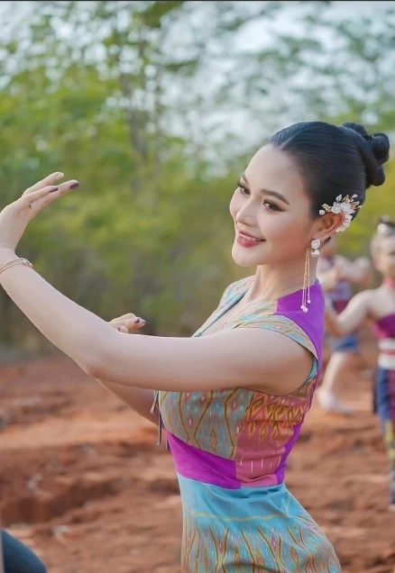 รู้จัก สาวสวยหัวใจไทย นางเอกหมอลำเพชรบ้านแพง "อ๋อมแอ๋ม" ละมัย แสงทอง  