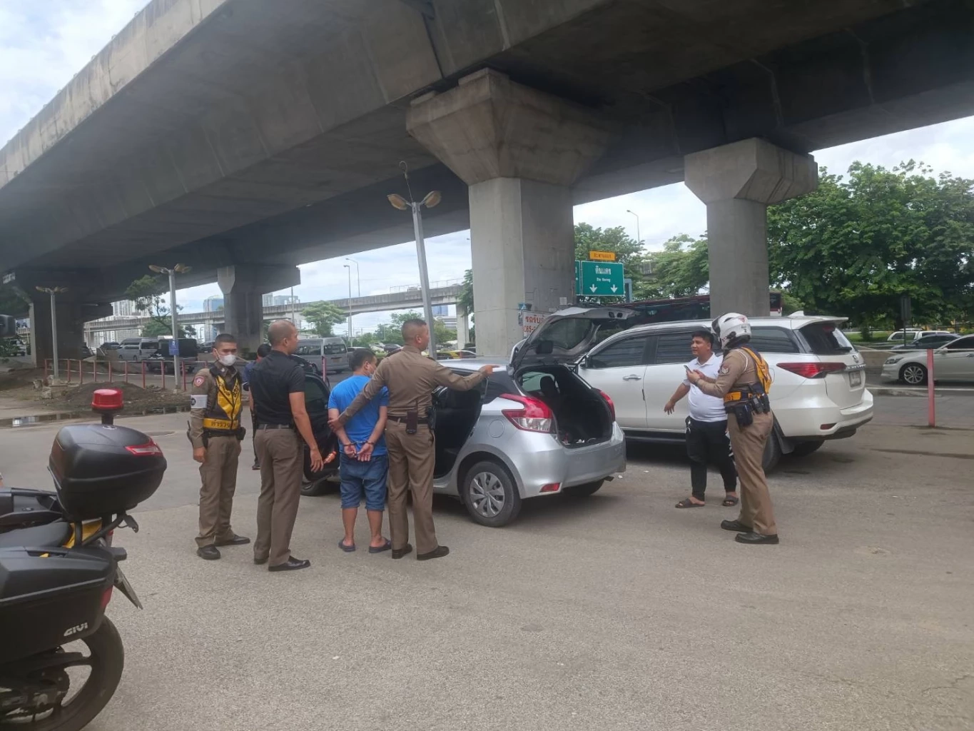 ตำรวจตามรวบหนุ่มจีนจับสาวร่วมชาติ มัดมือมัดเท้า พาขึ้นรถเก๋ง กลางกรุง