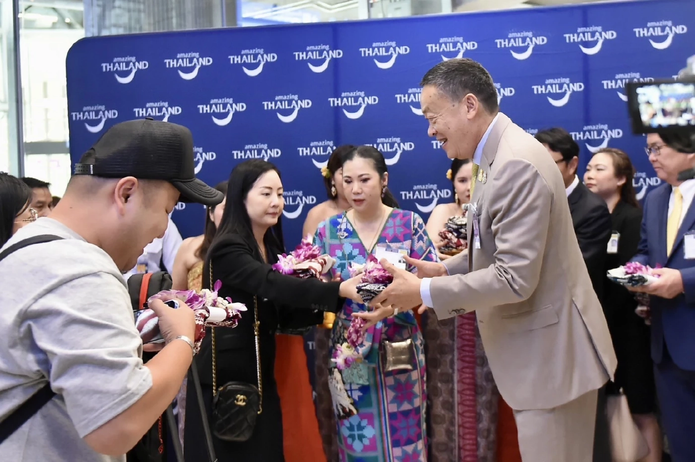 "นายกฯ" ต้อนรับนักท่องเที่ยว ประเดิมไฟล์ทแรกตามมาตรการ "วีซ่าฟรี"