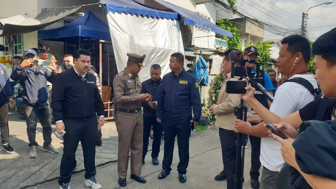 ตร.ลุยเก็บหลักฐานคดี "เอ็ม" พ่อโหดโบกปูนลูก