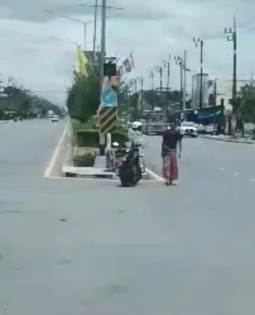 นศ.แตกตื่น หนุ่มคลั่งชิงรถสายตรวจขับหนีเข้ามหาลัย ตร.สกัดจับได้ข้างหอพัก