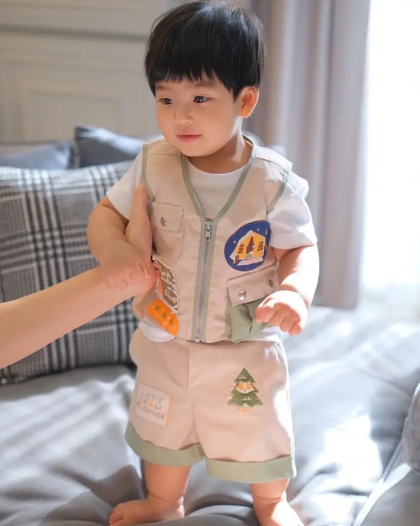 มัดรวมภาพ "น้องพีร์เจ" ขึ้นแท่นขวัญใจโซเชียลฮอตไม่แพ้ พ่อพุฒ-แม่จุ๋ย