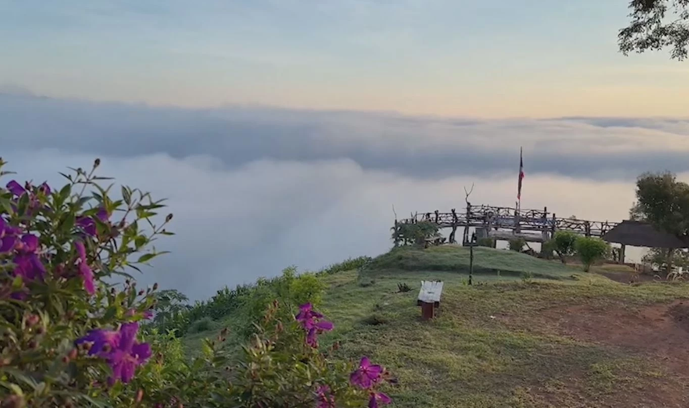 ชมความงามฟ้าหลังฝน ดูทะเลหมอก และพระอาทิตย์ขึ้น-ลับขอบฟ้าบนยอดภู จ.เลย (มีคลิป)