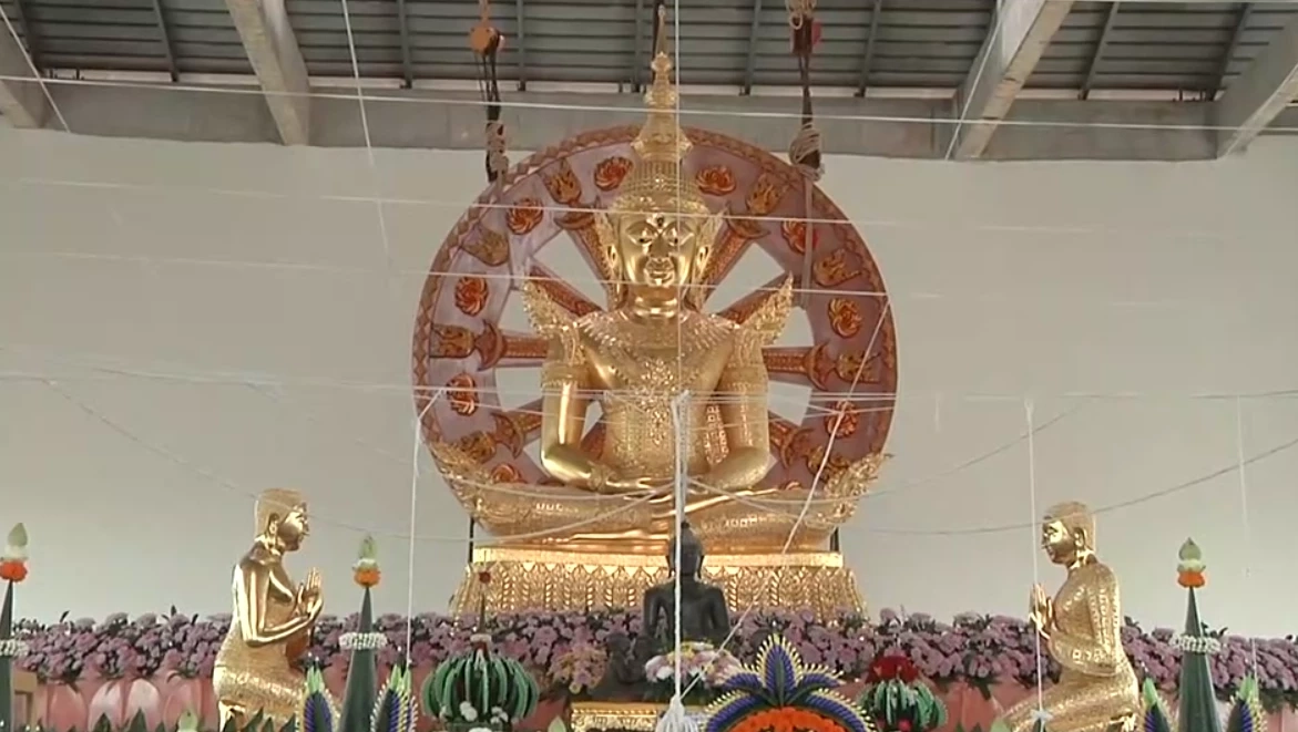 "บิ๊กต่อ" ควง "ไตรรงค์" ร่วมพิธีเบิกเนตรหลวงพ่อสุขใจ สีคิ้ว