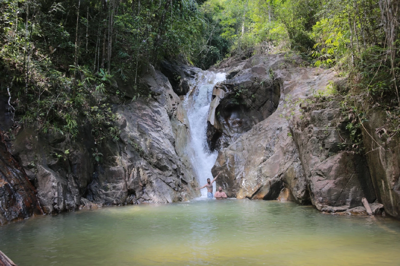 นทท.ต่างชาติชื่นชอบ "น้ำตกสองแพรก" ลงเล่นน้ำสนุกสนาน