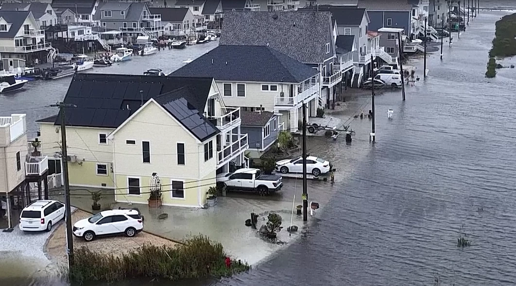 พายุ “โอฟีเลีย” ขึ้นฝั่งสหรัฐฯ ส่งผลน้ำท่วมหนัก