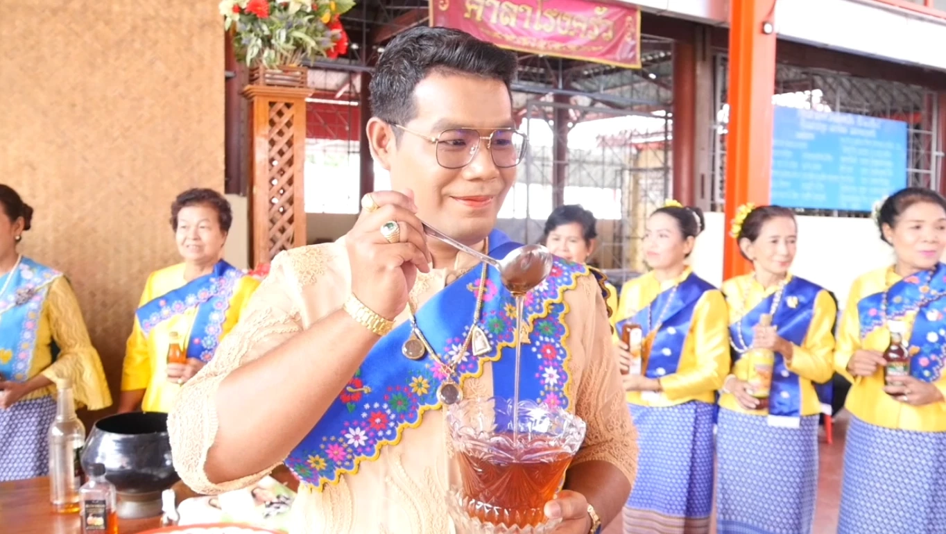 ชาวไทยเชื้อสายมอญ ทำบุญ "ตักบาตรน้ำผึ้ง" สืบสานประเพณี 100 ปี