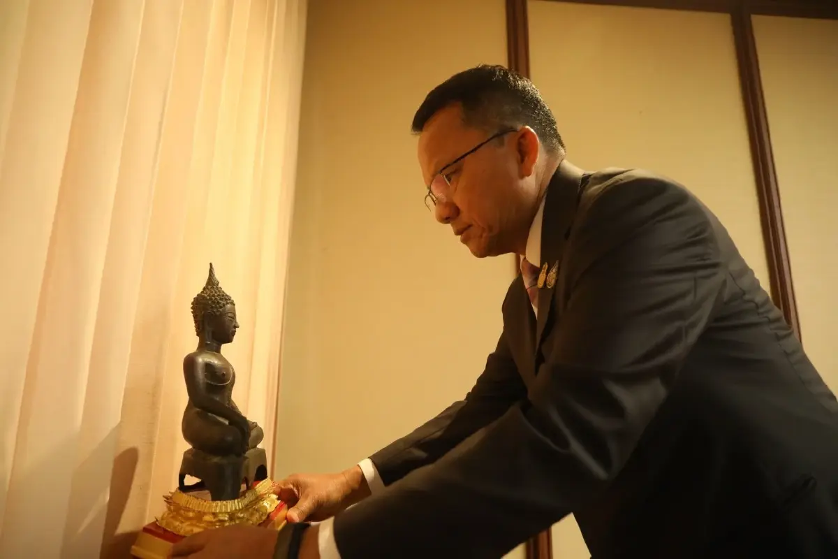 รองนายกฯสมศักดิ์ ถ์อฤกษ์ดี อัญเชิญพระสุโขทัย เข้าห้องทำงาน